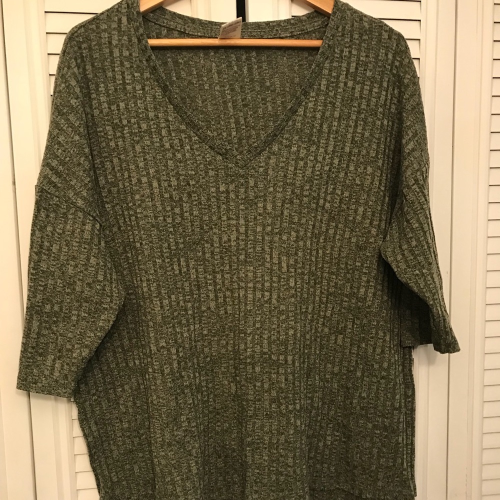Green 3/4 length sleeve sweater